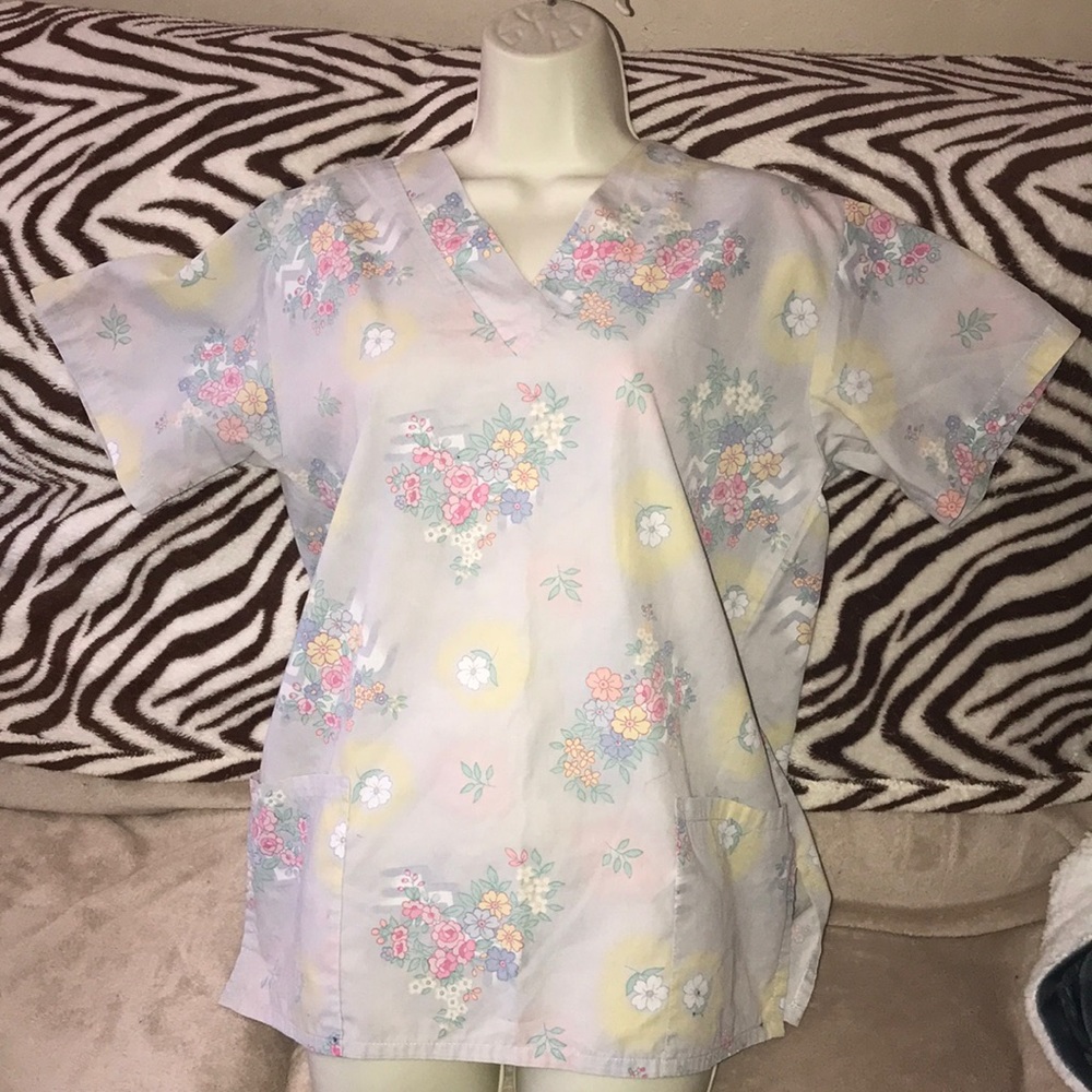 Multi colored floral print scrub top size medium 💕